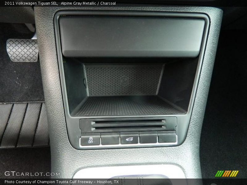 Alpine Gray Metallic / Charcoal 2011 Volkswagen Tiguan SEL