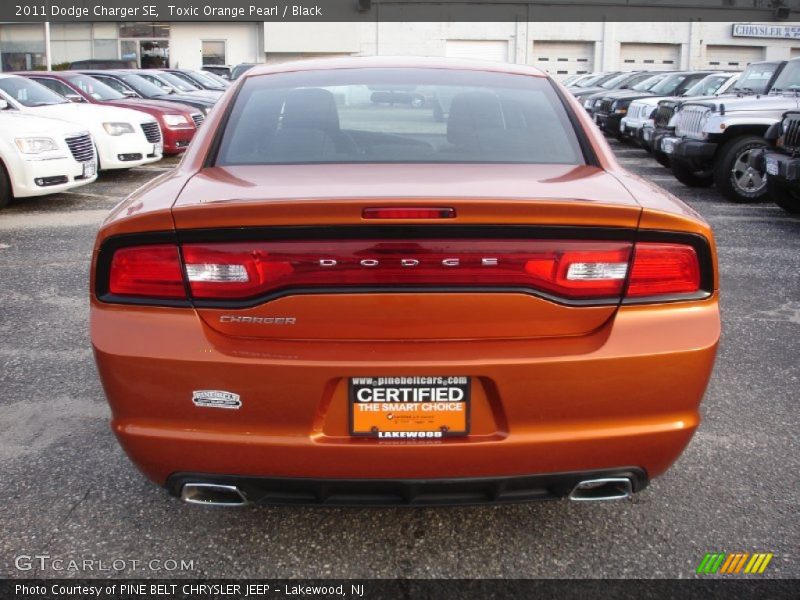 Toxic Orange Pearl / Black 2011 Dodge Charger SE