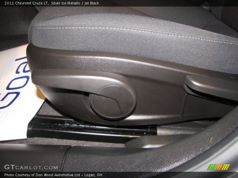 Silver Ice Metallic / Jet Black 2011 Chevrolet Cruze LT