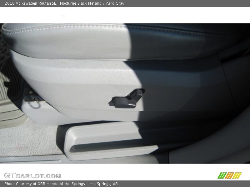 Nocturne Black Metallic / Aero Gray 2010 Volkswagen Routan SE