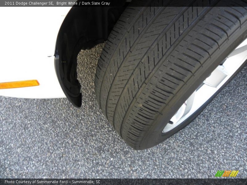 Bright White / Dark Slate Gray 2011 Dodge Challenger SE
