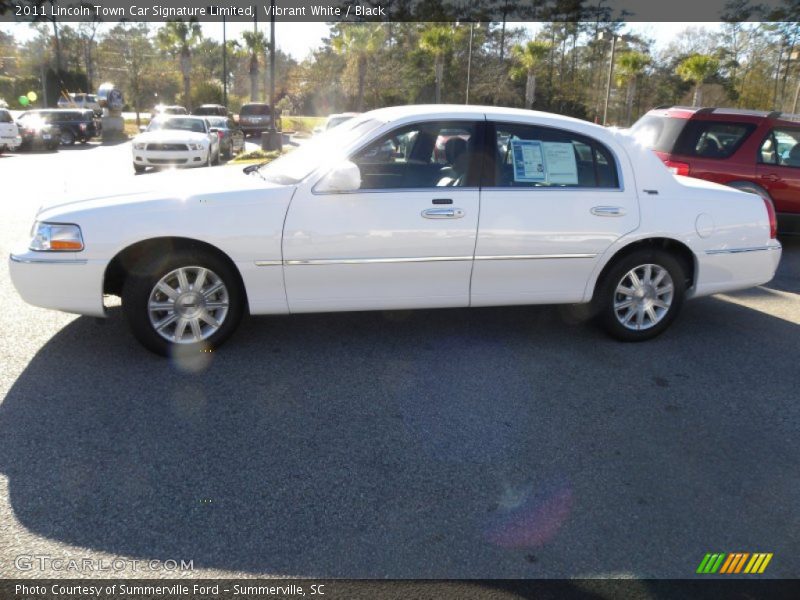 Vibrant White / Black 2011 Lincoln Town Car Signature Limited