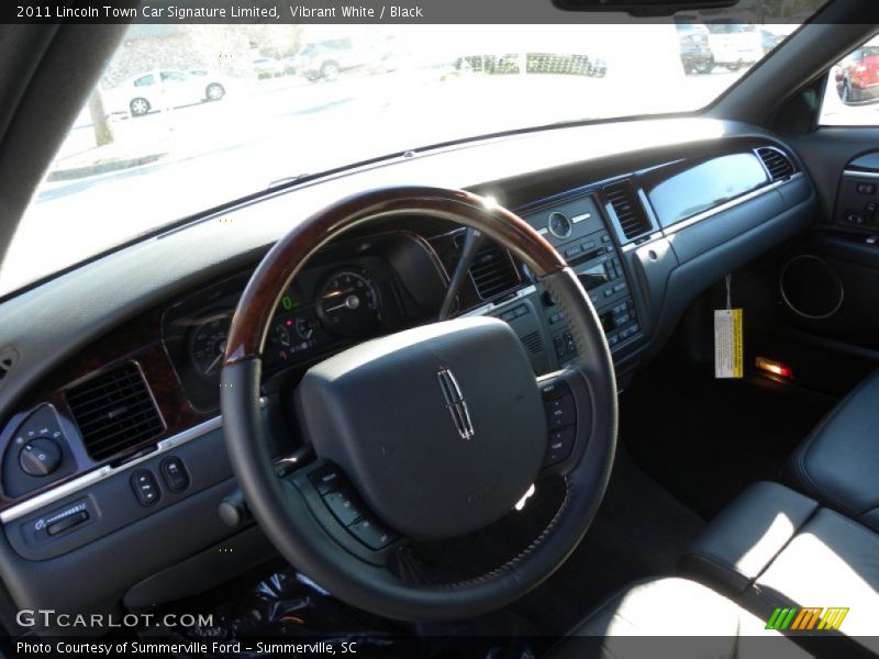 Vibrant White / Black 2011 Lincoln Town Car Signature Limited