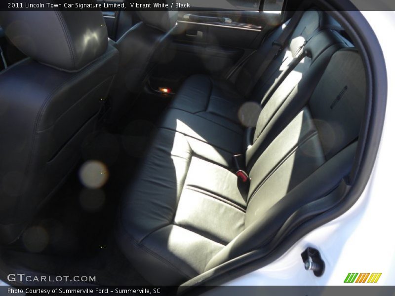 Vibrant White / Black 2011 Lincoln Town Car Signature Limited