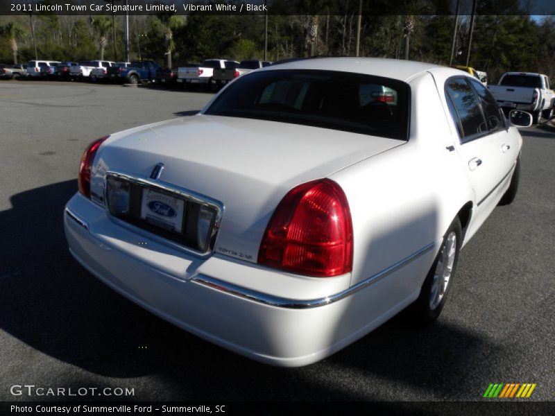 Vibrant White / Black 2011 Lincoln Town Car Signature Limited