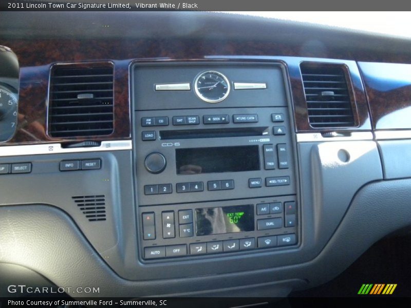 Vibrant White / Black 2011 Lincoln Town Car Signature Limited