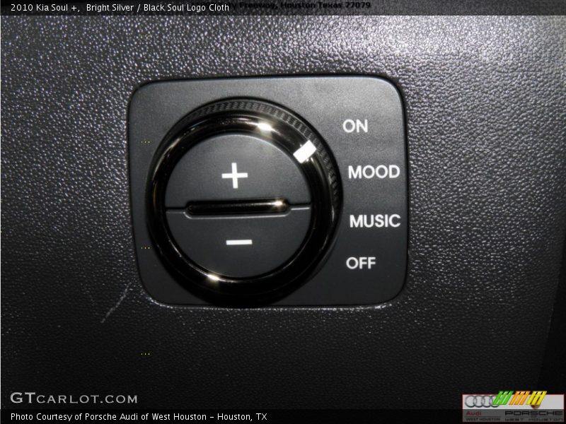 Bright Silver / Black Soul Logo Cloth 2010 Kia Soul +