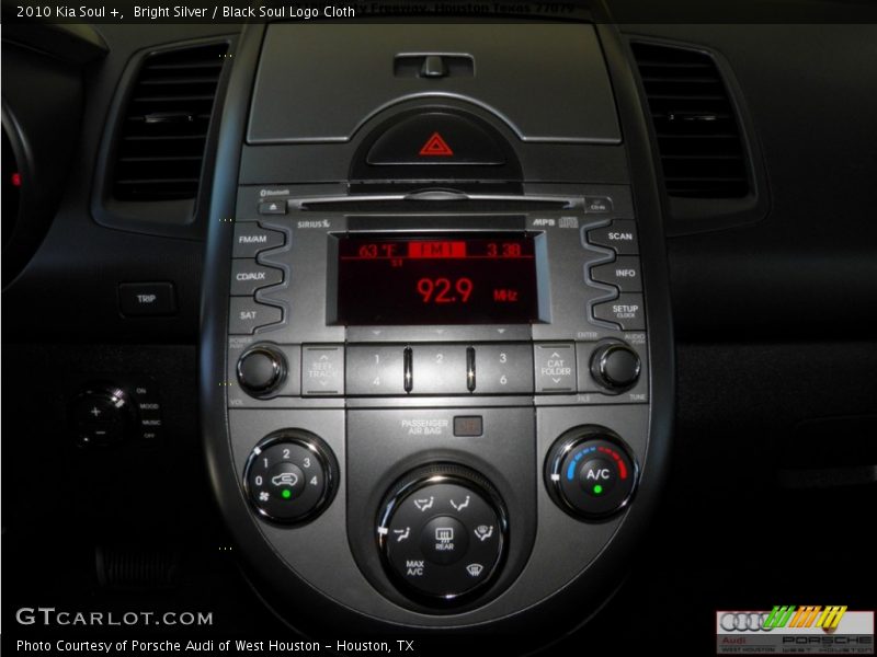 Bright Silver / Black Soul Logo Cloth 2010 Kia Soul +