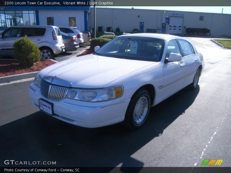 Vibrant White / Light Graphite 2000 Lincoln Town Car Executive