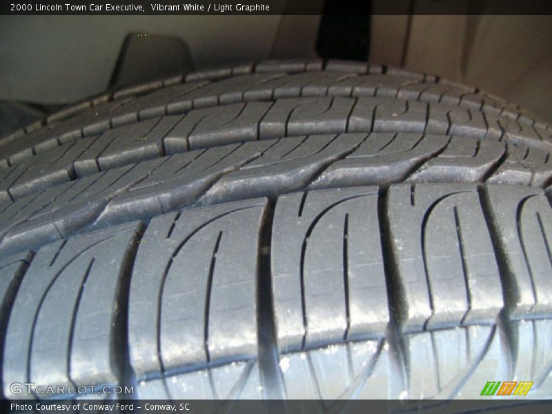 Vibrant White / Light Graphite 2000 Lincoln Town Car Executive