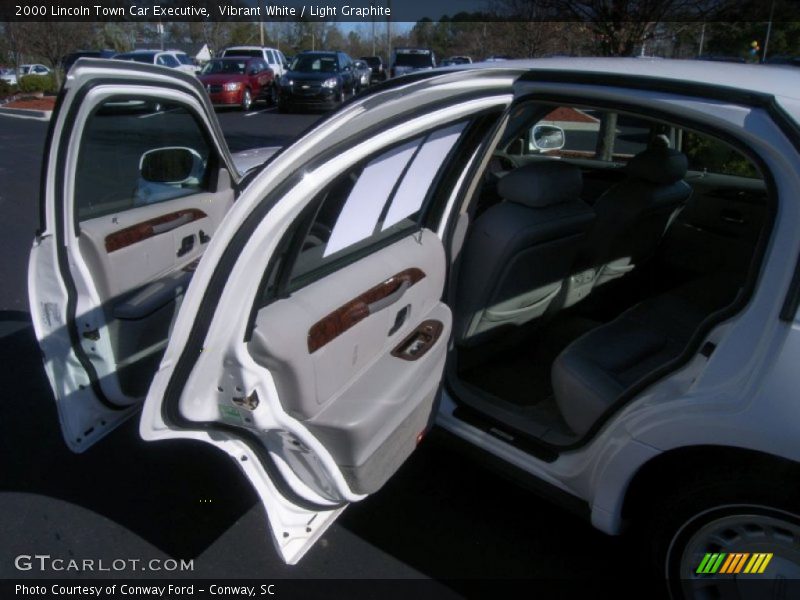 Vibrant White / Light Graphite 2000 Lincoln Town Car Executive