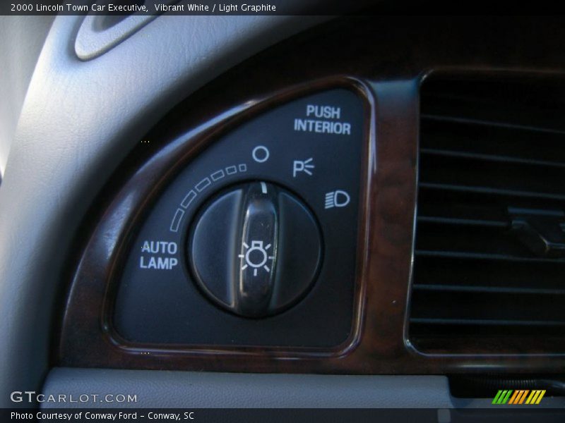 Controls of 2000 Town Car Executive