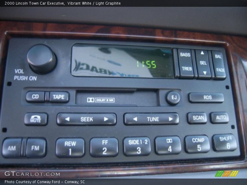 Audio System of 2000 Town Car Executive