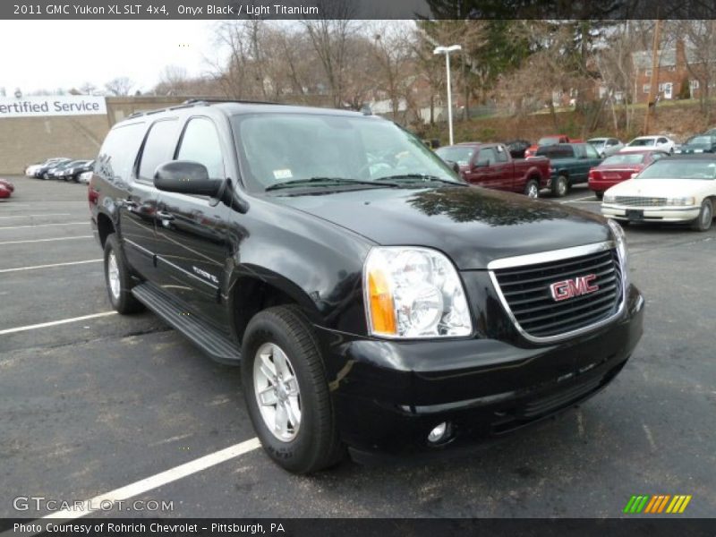 Front 3/4 View of 2011 Yukon XL SLT 4x4