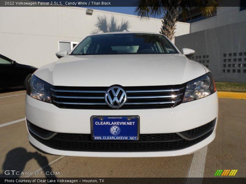 Candy White / Titan Black 2012 Volkswagen Passat 2.5L S