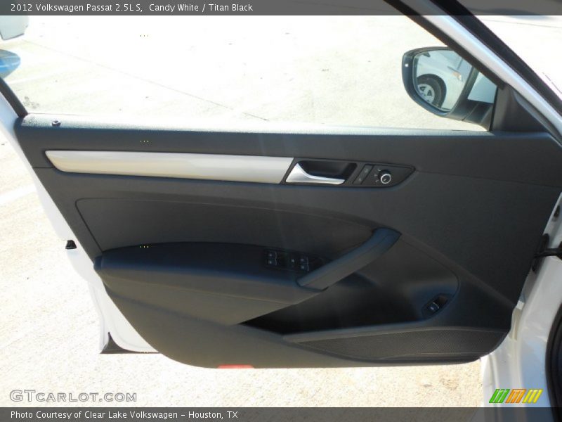 Candy White / Titan Black 2012 Volkswagen Passat 2.5L S