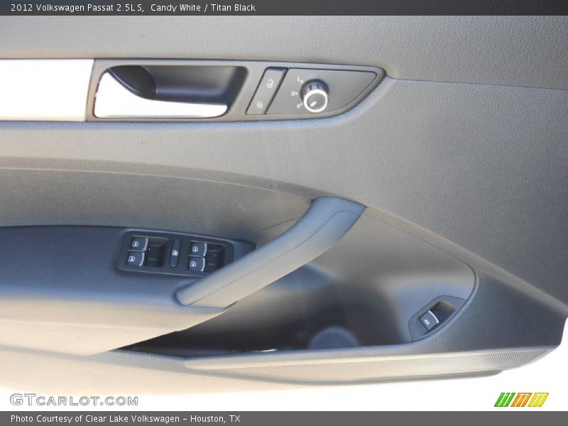 Candy White / Titan Black 2012 Volkswagen Passat 2.5L S