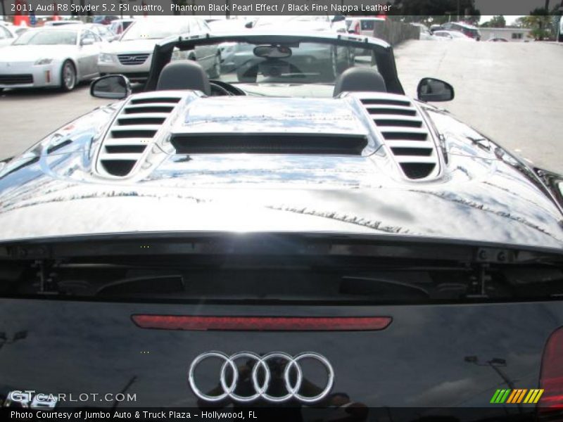  2011 R8 Spyder 5.2 FSI quattro Phantom Black Pearl Effect