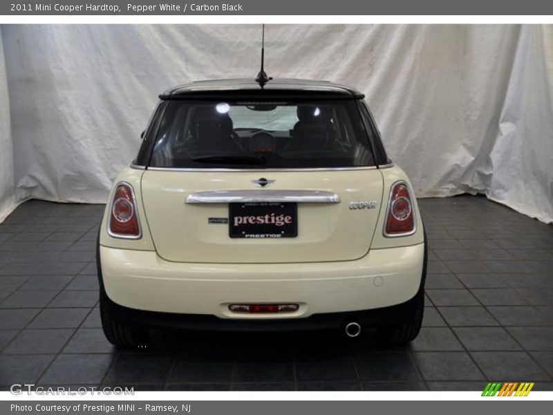 Pepper White / Carbon Black 2011 Mini Cooper Hardtop