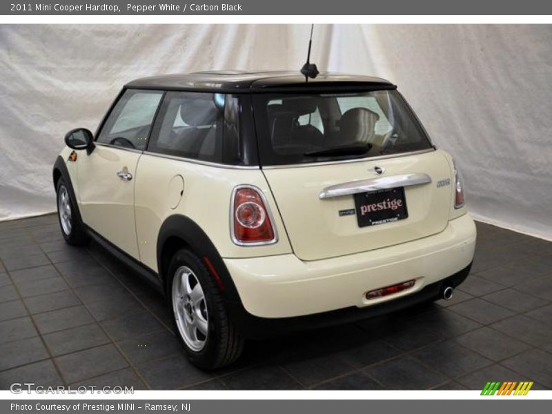 Pepper White / Carbon Black 2011 Mini Cooper Hardtop