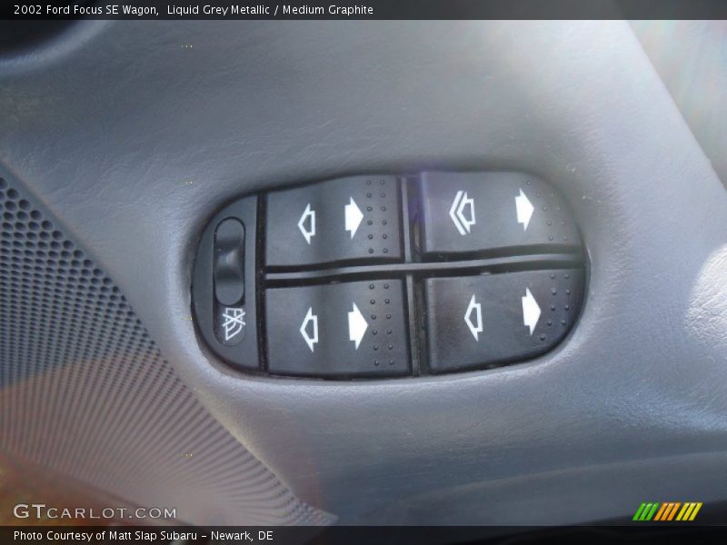 Liquid Grey Metallic / Medium Graphite 2002 Ford Focus SE Wagon