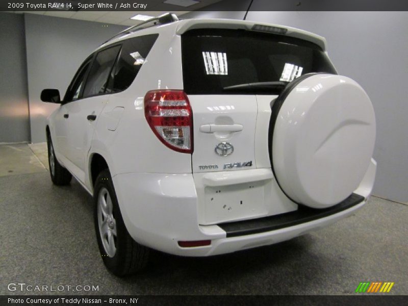 Super White / Ash Gray 2009 Toyota RAV4 I4