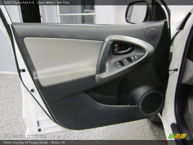 Super White / Ash Gray 2009 Toyota RAV4 I4