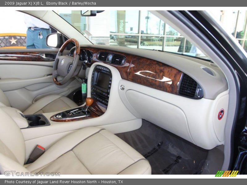 Dashboard of 2009 XJ XJ8 L