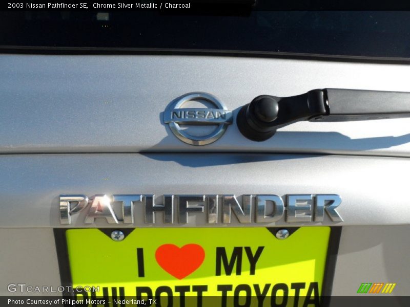 Chrome Silver Metallic / Charcoal 2003 Nissan Pathfinder SE