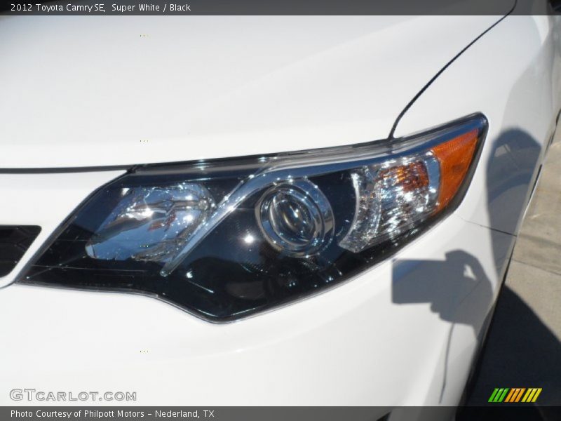 Super White / Black 2012 Toyota Camry SE
