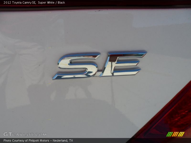Super White / Black 2012 Toyota Camry SE