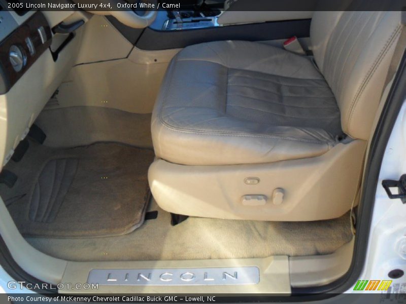 Oxford White / Camel 2005 Lincoln Navigator Luxury 4x4