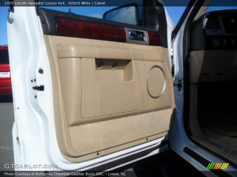 Oxford White / Camel 2005 Lincoln Navigator Luxury 4x4