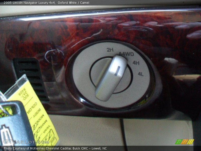Oxford White / Camel 2005 Lincoln Navigator Luxury 4x4