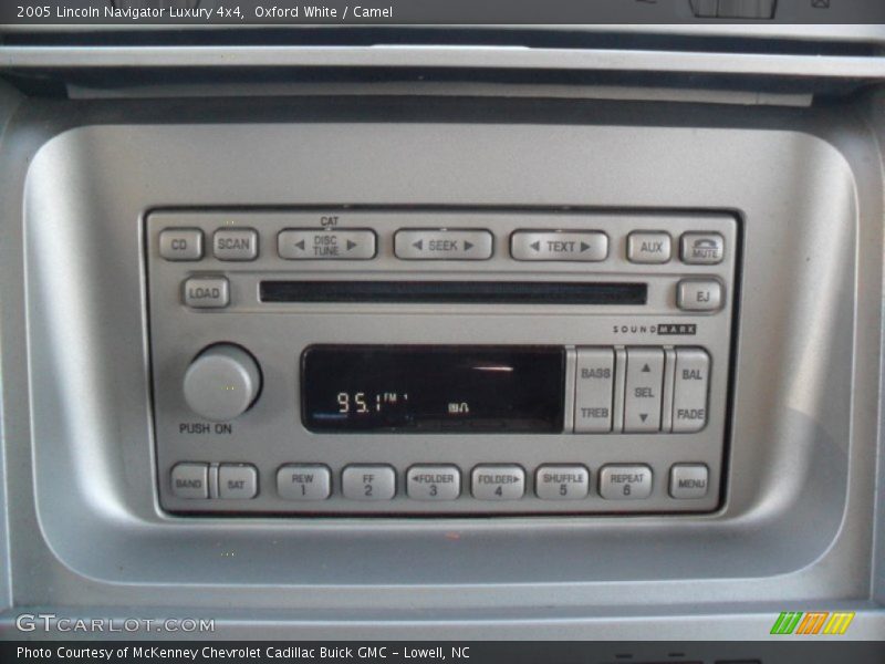 Oxford White / Camel 2005 Lincoln Navigator Luxury 4x4