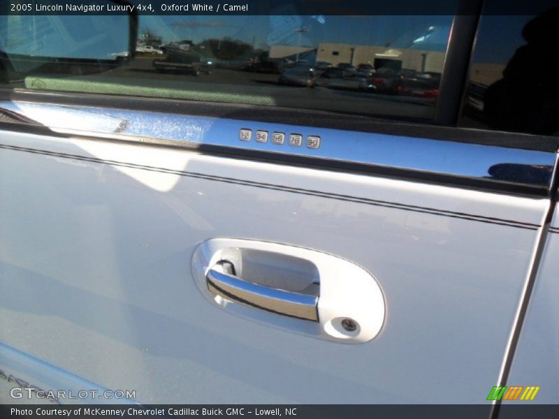 Oxford White / Camel 2005 Lincoln Navigator Luxury 4x4