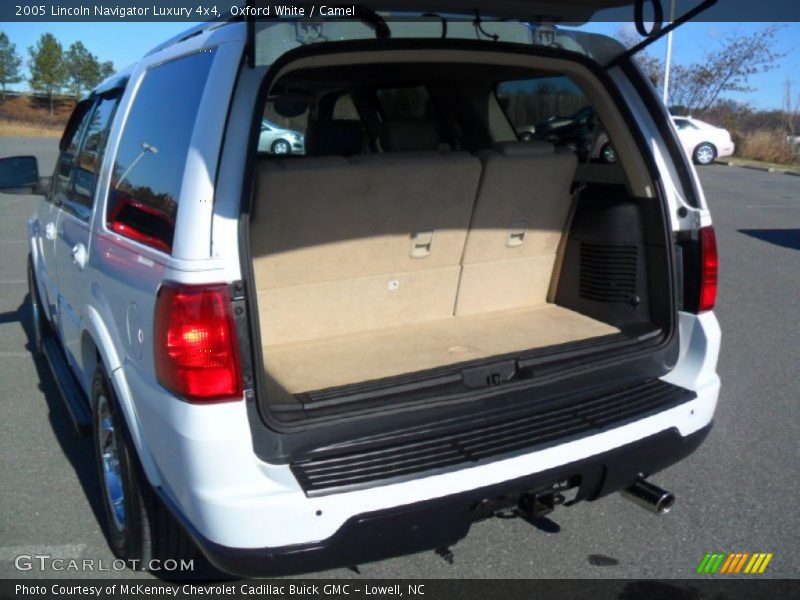 Oxford White / Camel 2005 Lincoln Navigator Luxury 4x4