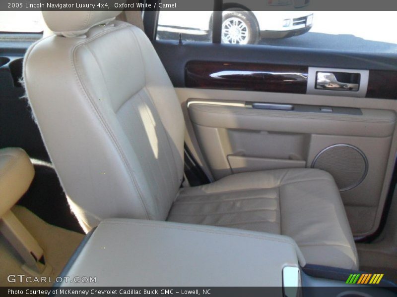 Oxford White / Camel 2005 Lincoln Navigator Luxury 4x4