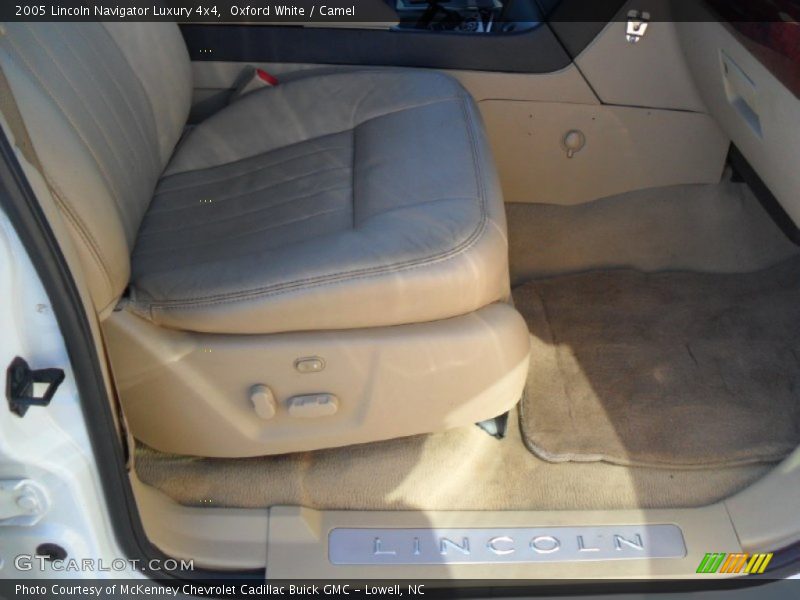 Oxford White / Camel 2005 Lincoln Navigator Luxury 4x4