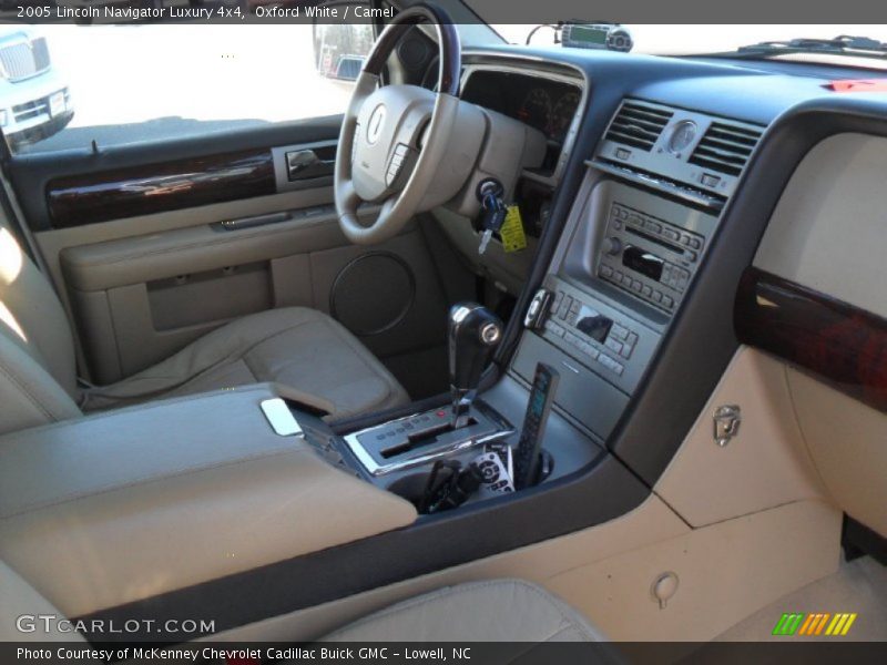 Oxford White / Camel 2005 Lincoln Navigator Luxury 4x4