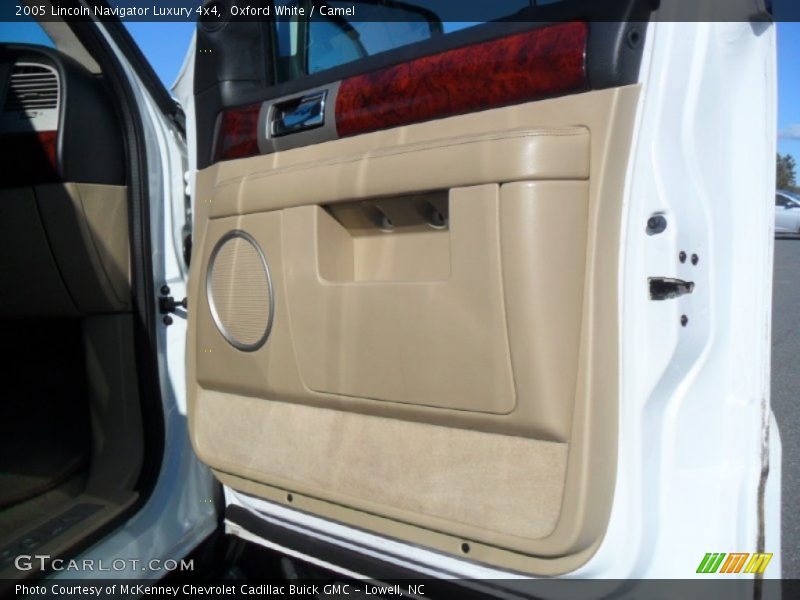 Oxford White / Camel 2005 Lincoln Navigator Luxury 4x4