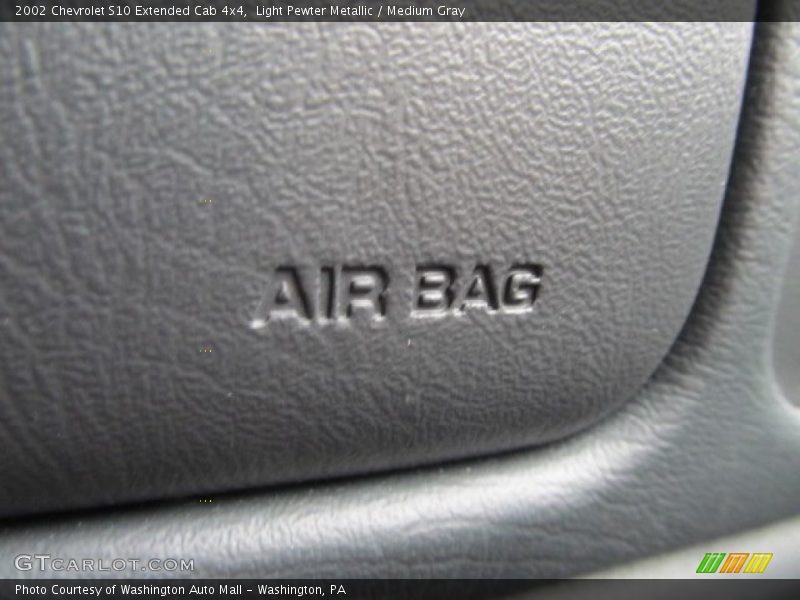 Light Pewter Metallic / Medium Gray 2002 Chevrolet S10 Extended Cab 4x4