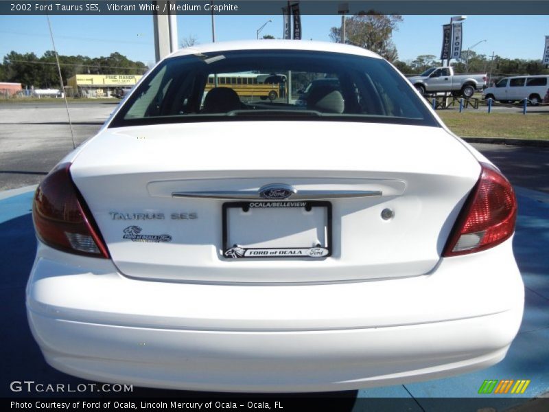 Vibrant White / Medium Graphite 2002 Ford Taurus SES