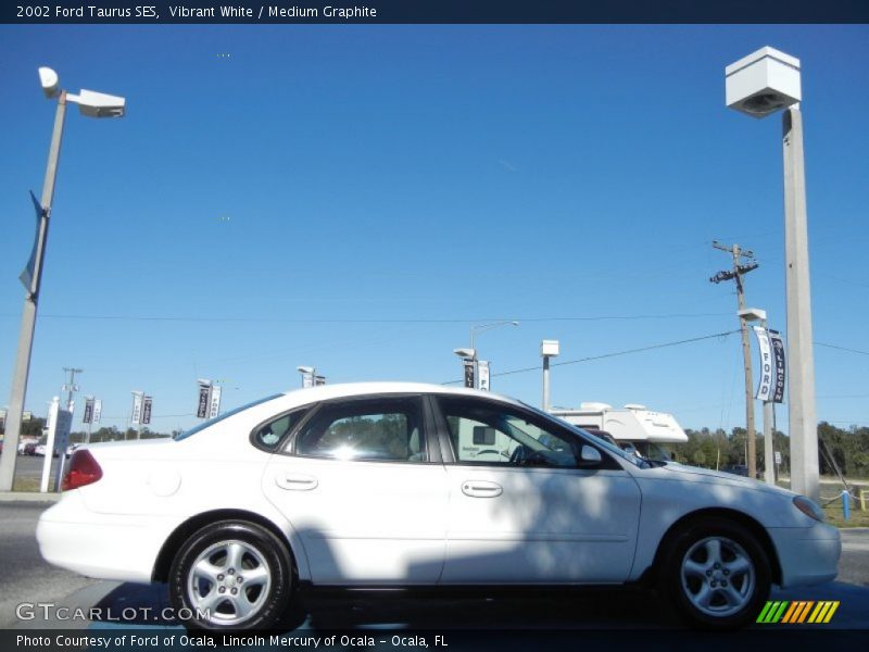 Vibrant White / Medium Graphite 2002 Ford Taurus SES