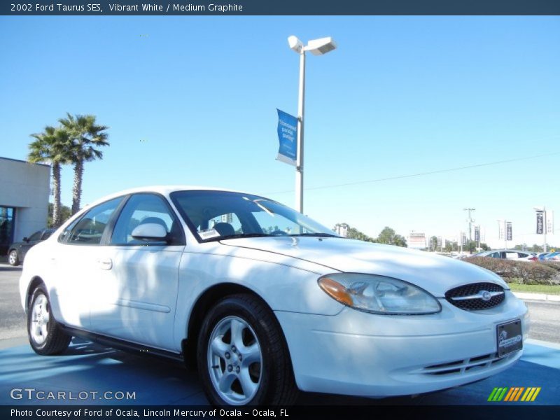 Vibrant White / Medium Graphite 2002 Ford Taurus SES