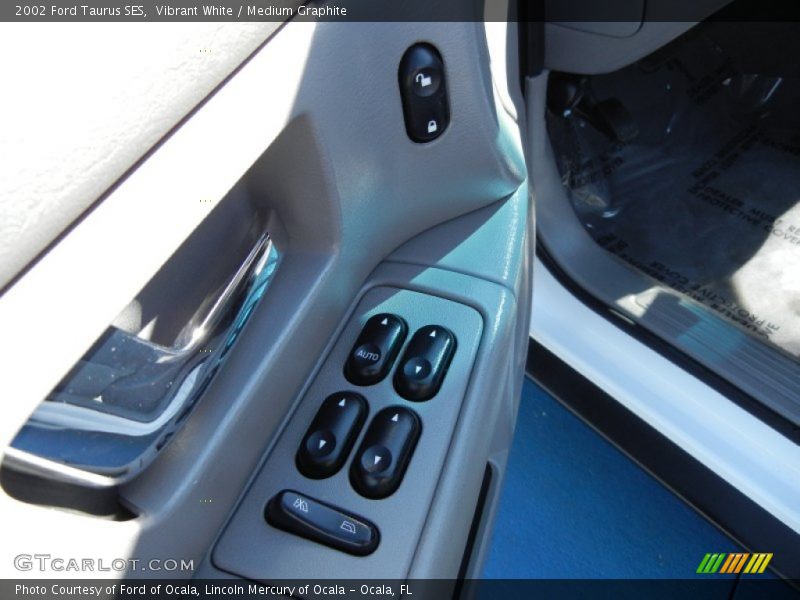 Vibrant White / Medium Graphite 2002 Ford Taurus SES