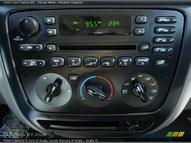 Vibrant White / Medium Graphite 2002 Ford Taurus SES