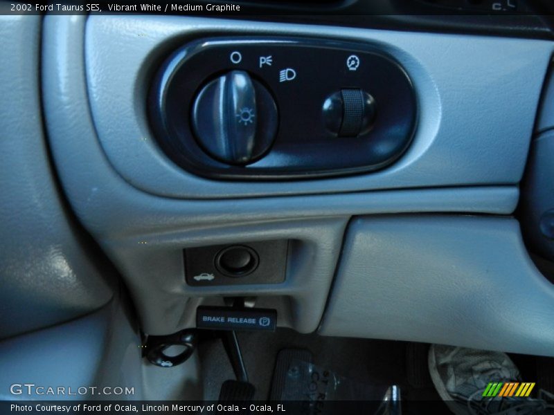 Vibrant White / Medium Graphite 2002 Ford Taurus SES