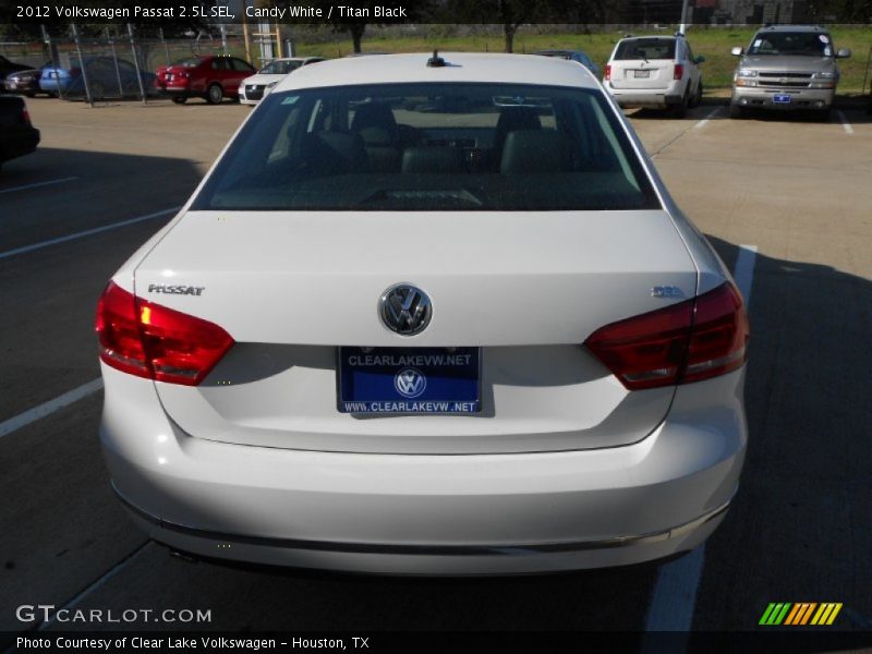 Candy White / Titan Black 2012 Volkswagen Passat 2.5L SEL