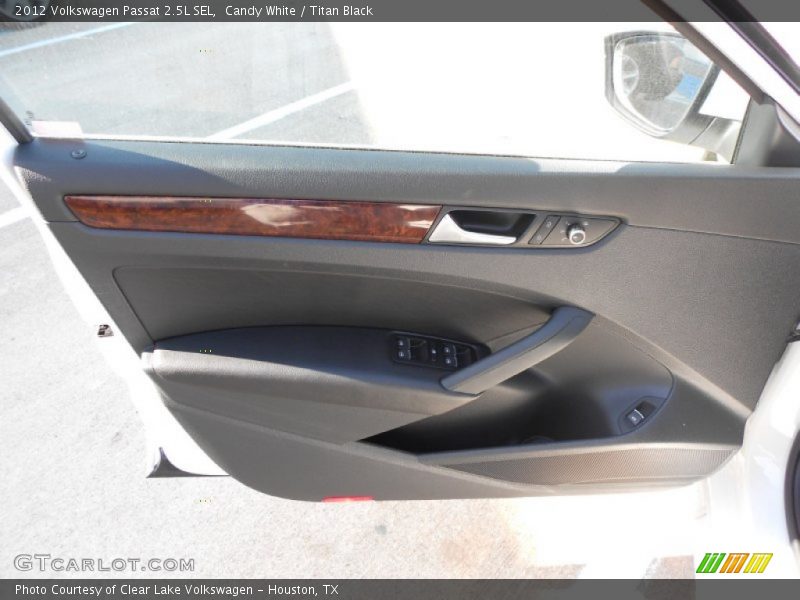 Candy White / Titan Black 2012 Volkswagen Passat 2.5L SEL